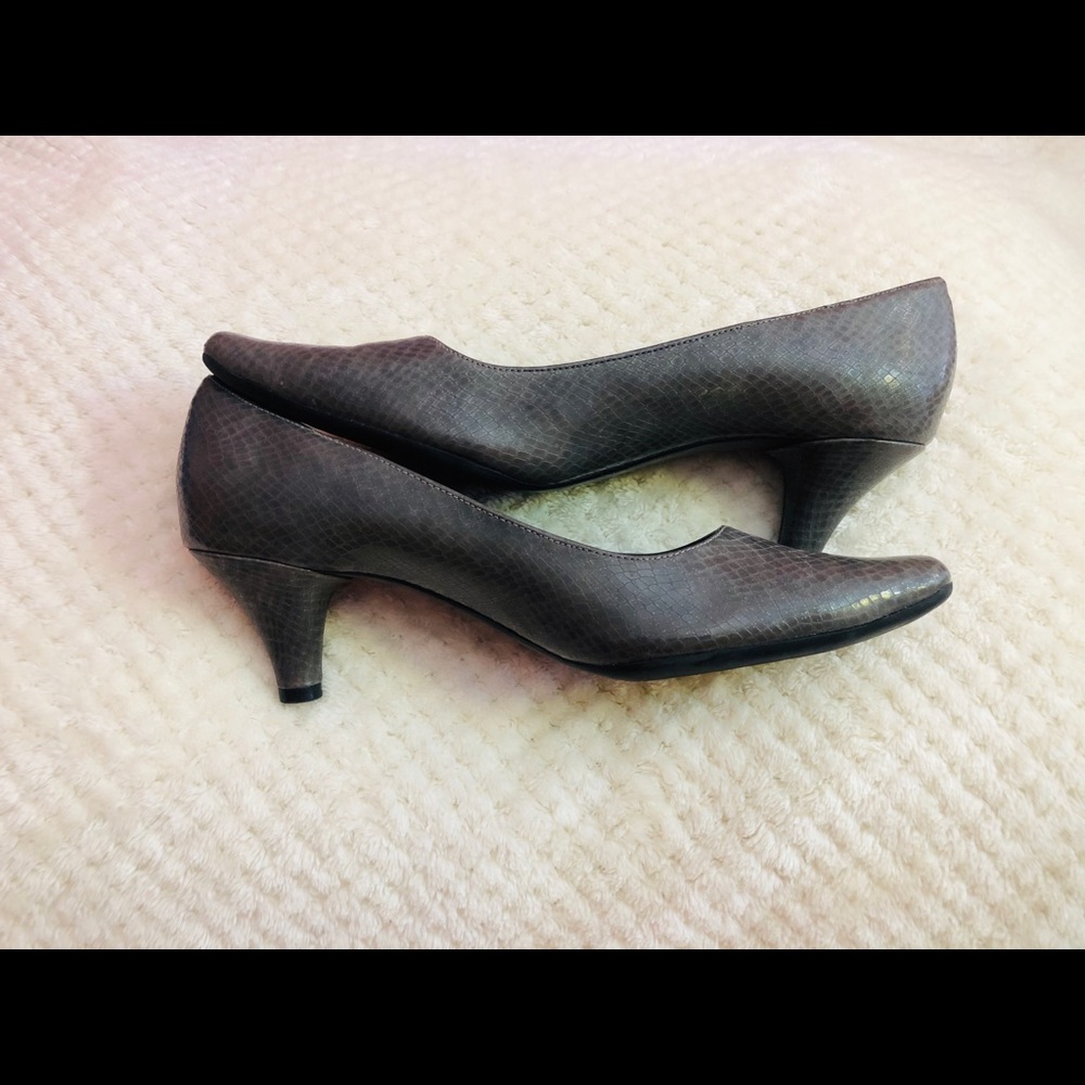 Aerosols Gray Leather Heels Size 9